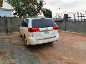 Toyota Sienna 2004 White