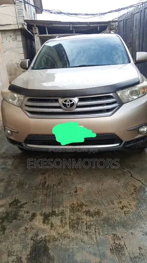 Toyota Highlander SE 3.5L 2WD 2013 Gold