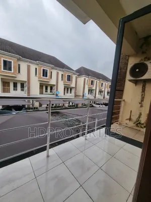 1bdrm Shared Apartment in Abiola Court 10, Lagos Island / Lagos Island