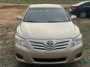 Toyota Camry LE 4dr Sedan (2.5L 4cyl 6A) 2011 Gold