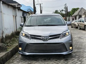 Toyota Sienna XLE (3.5L 6cyl 8A) 2018 Silver