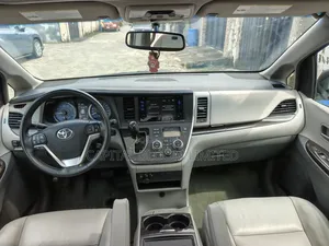 Toyota Sienna XLE (3.5L 6cyl 8A) 2018 Silver