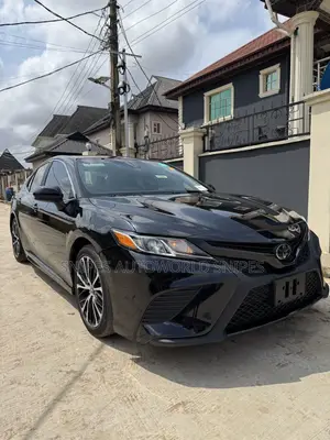 Toyota Camry SE FWD (2.5L 4cyl 8AM) 2018 Black