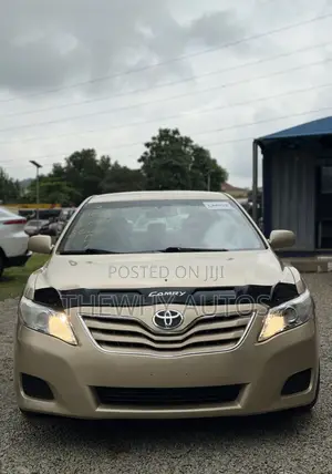 Toyota Camry LE 4dr Sedan (2.5L 4cyl 6A) 2011 Gold