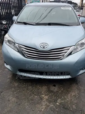Toyota Sienna XLE 7 Passenger (3.5L 6cyl 8A) 2017 Blue
