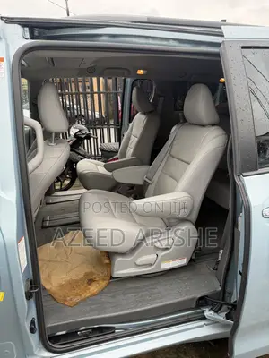 Toyota Sienna XLE 7 Passenger (3.5L 6cyl 8A) 2017 Blue