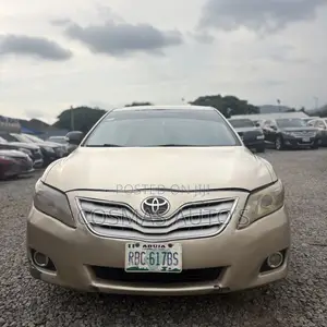 Toyota Camry LE V6 4dr Sedan (3.5L 6cyl 6A) 2011 Gold