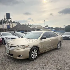 Toyota Camry LE V6 4dr Sedan (3.5L 6cyl 6A) 2011 Gold