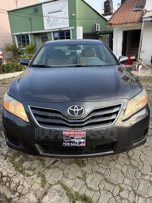 Toyota Camry LE 4dr Sedan (2.5L 4cyl 6A) 2011 Gray