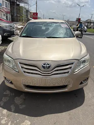 Toyota Camry LE 4dr Sedan (2.5L 4cyl 6AM) 2010 Gold