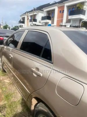 Toyota Corolla LE 4dr Sedan (1.8L 4cyl 4A) 2010 Gold