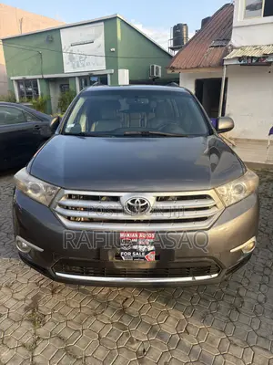 Toyota Highlander SE 2012 Gray