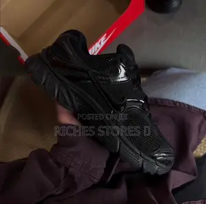 Nike V5 Runner Triple Black