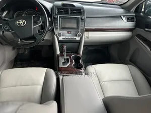 Toyota Camry XLE 4dr Sedan (2.5L 4cyl 6A) 2012 Silver