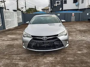 Toyota Camry SE 4dr Sedan (2.5L 4cyl 6A) 2015 Silver