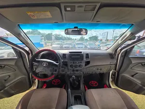 Toyota Hilux 2006 White