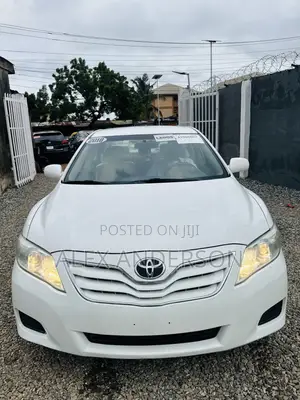 Toyota Camry LE 4dr Sedan (2.5L 4cyl 6A) 2011 White