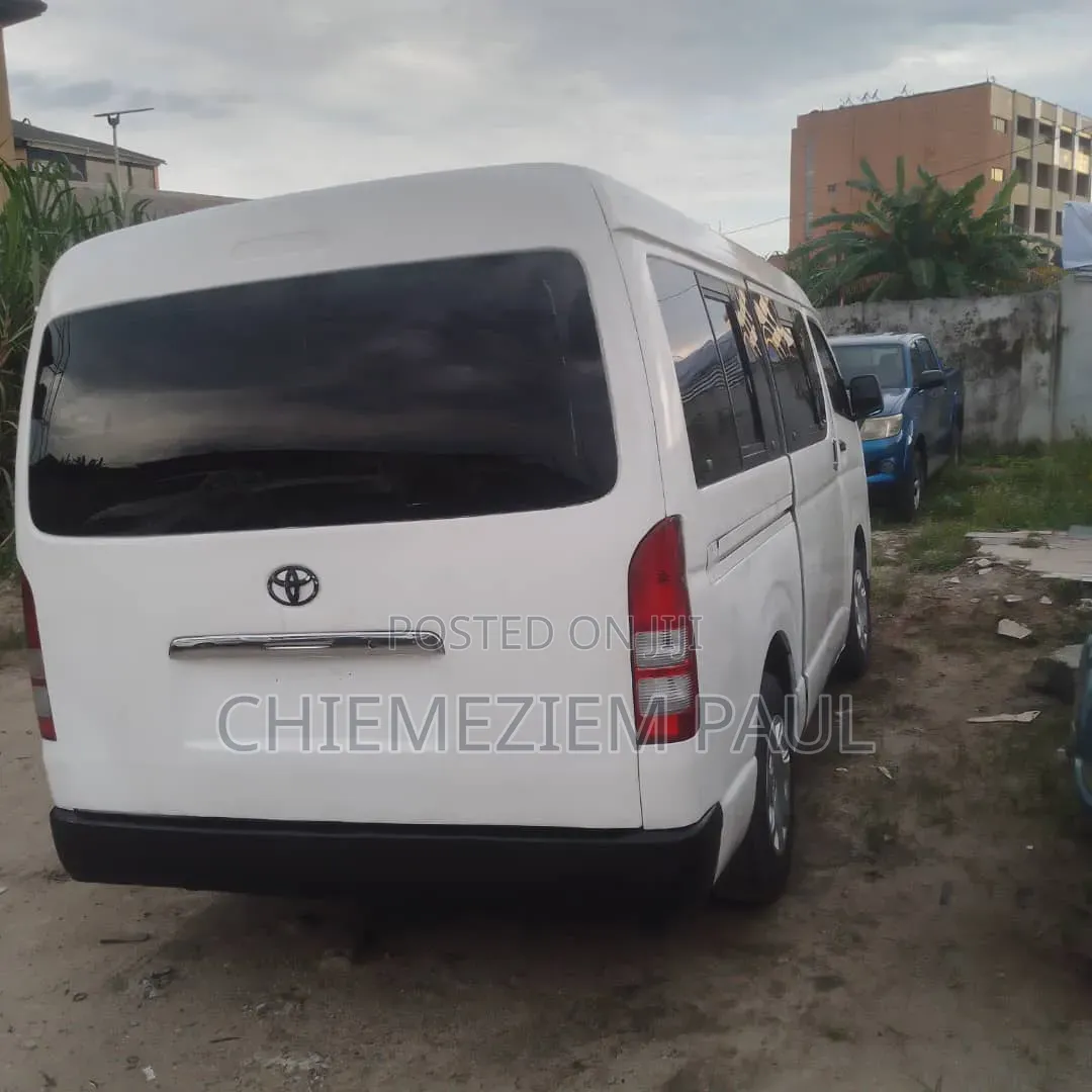 Toyota HiAce 2011 White