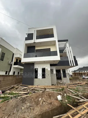 5bdrm Penthouse in Carlton Gate Estate, Akobo for sale