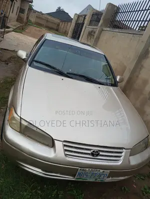 Toyota Camry LE 4dr Sedan (2.2L 4cyl 4A) 2000 Gold