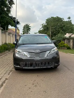 Toyota Sienna LE 8 Passenger (3.5L 6cyl 8A) 2017 Gray