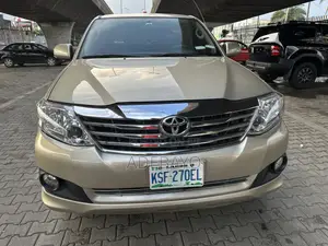 Toyota Fortuner 2.7 AWD 2012 Gold