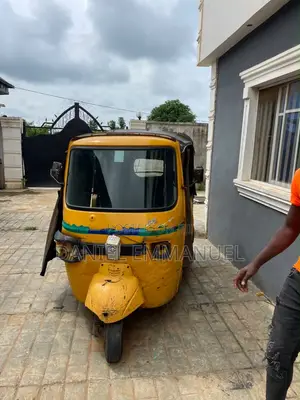 Piaggio 2010 Yellow