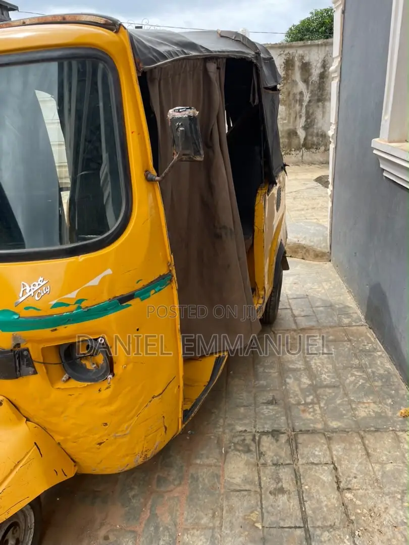 Piaggio 2010 Yellow