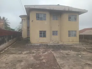 8bdrm House in Sebiode Close, Ilesa for sale