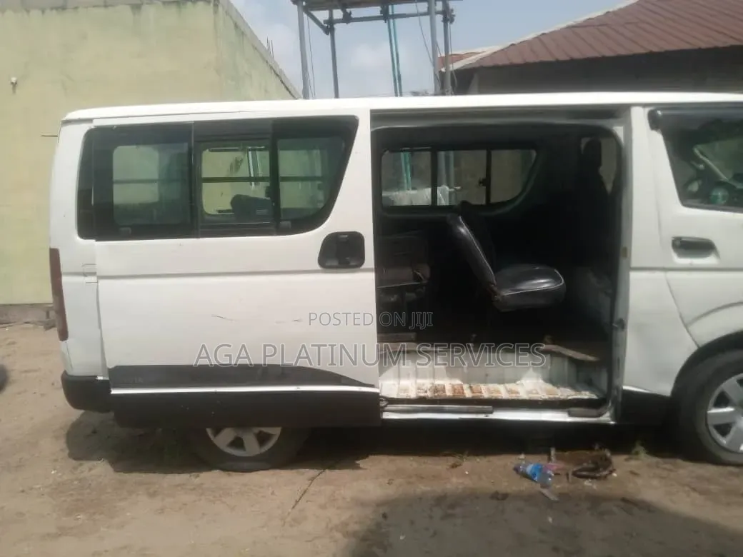Toyota HiAce 2010 White