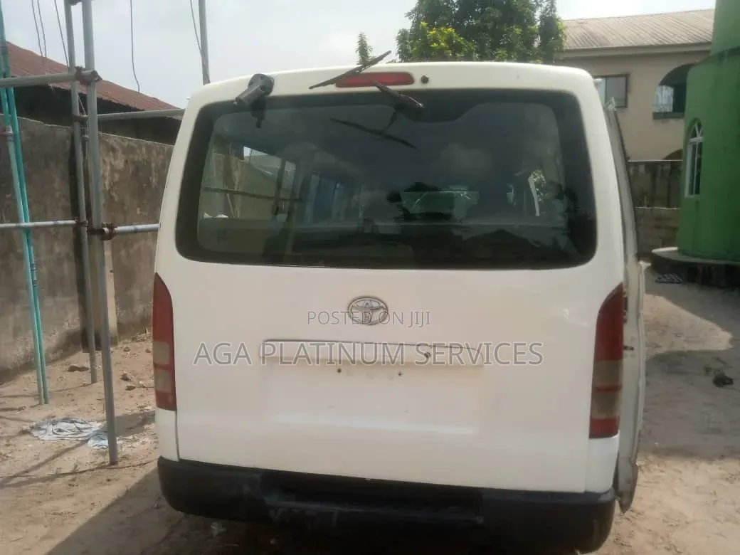 Toyota HiAce 2010 White