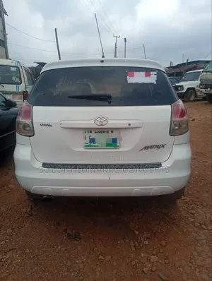 Toyota Matrix Hatchback FWD (1.8L 4cyl 5M) 2005 White