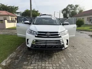 Toyota Highlander XLE 4dr SUV AWD (3.5L 6cyl 6A) 2015 White