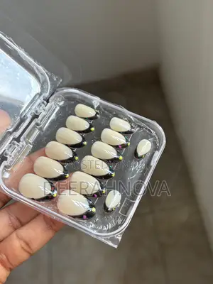 Press-on Nails (D126)