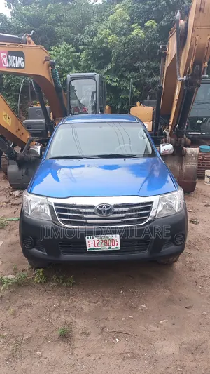 Toyota Hilux 2014 Blue