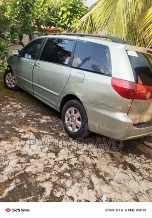 Toyota Sienna 2006 Gold