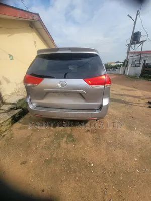 Toyota Sienna 2013 Silver