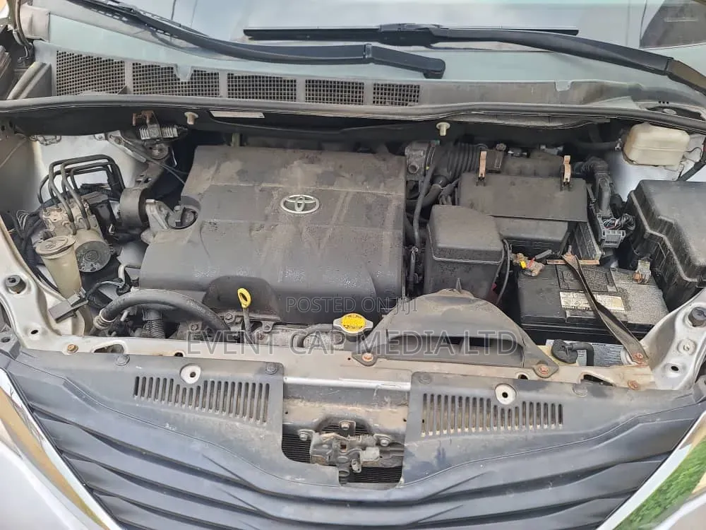 Toyota Sienna 2013 Silver