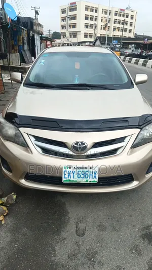 Toyota Corolla 2013 Gold