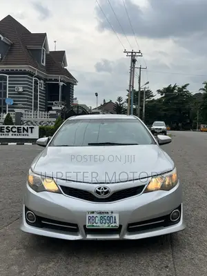 Toyota Camry SE 4dr Sedan (2.5L 4cyl 6A) 2013 Silver