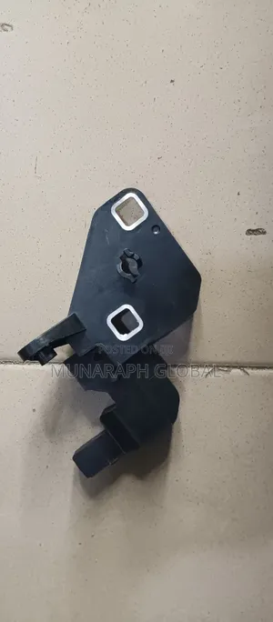 Mercedes Benz GLC 300 Headlight Hanger.