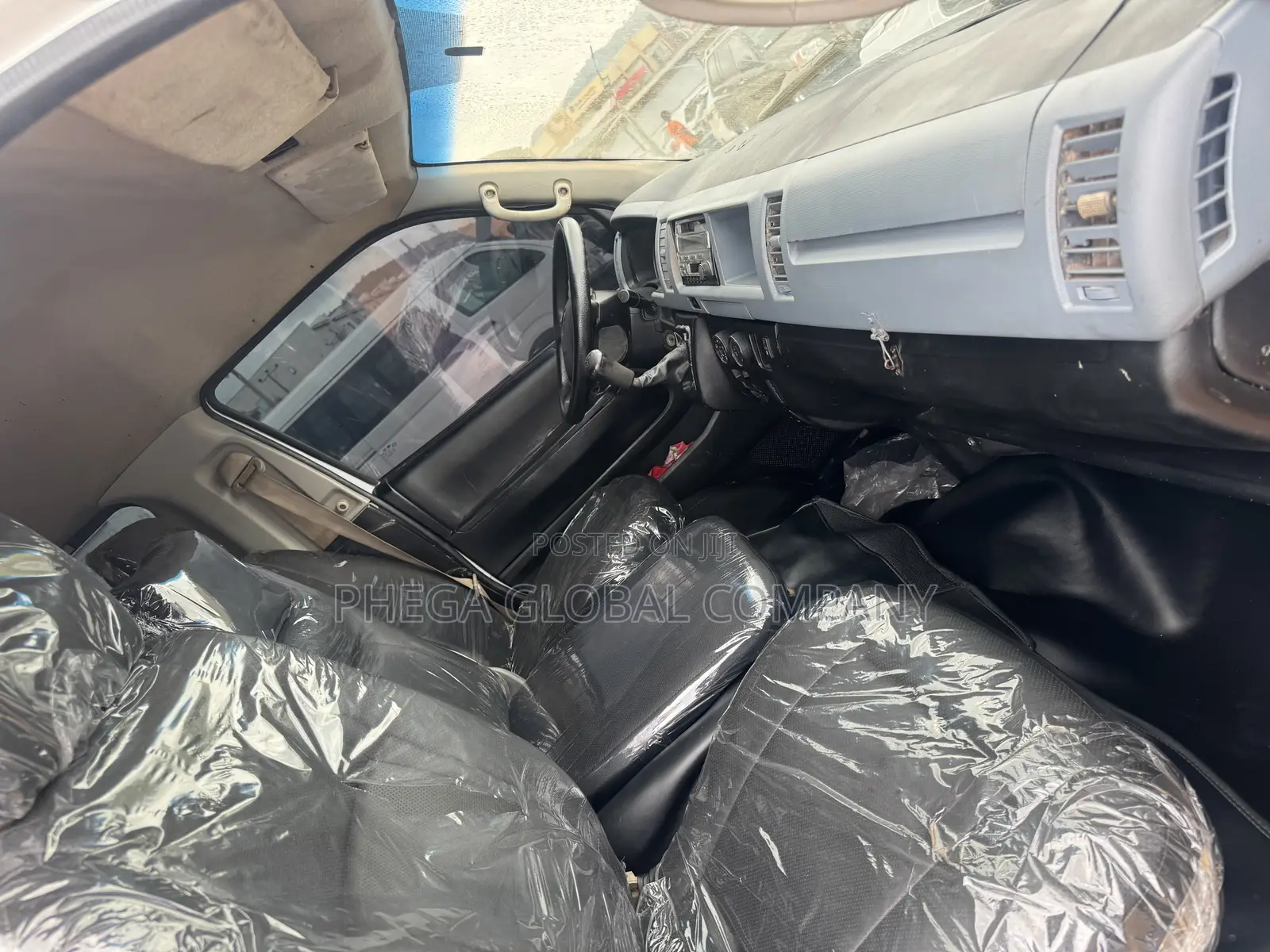 Toyota HiAce 2012 White