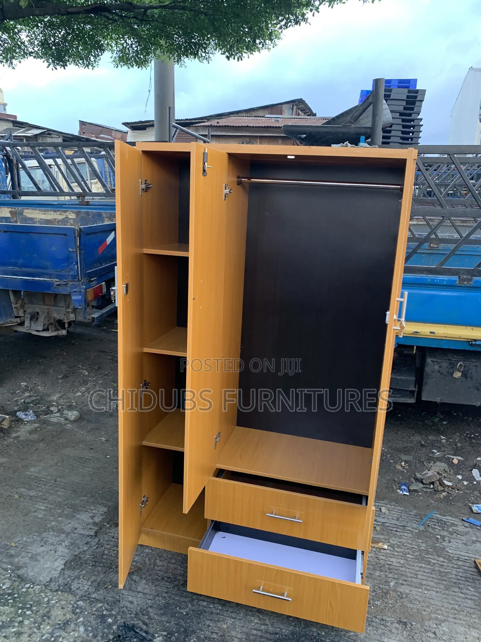 3.5 by 6ft Wardrope With 3 Doors and 2 Drawers