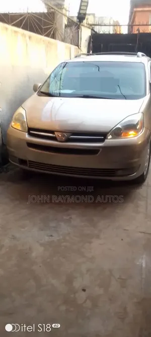 Toyota Sienna 2005 Gold