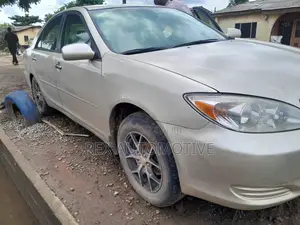 Toyota Camry LE 4dr Sedan (2.4L 4cyl 5M) 2004 Gold