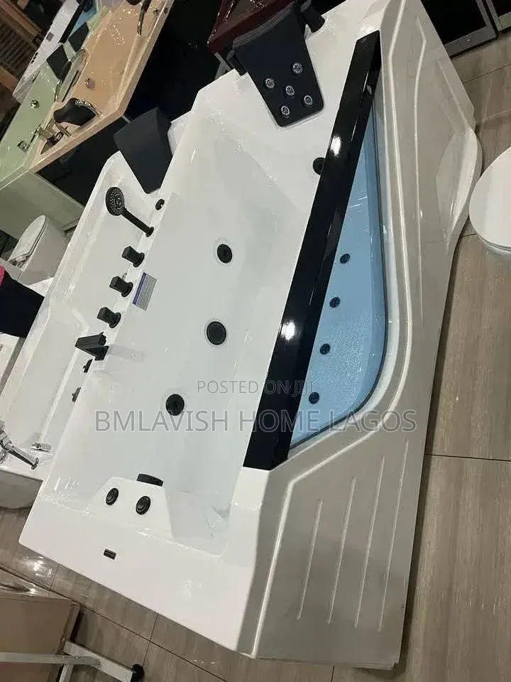 Jacuzzi Spa-Style Tub With Jet Water Settings