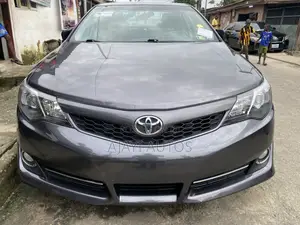 Toyota Camry SE 4dr Sedan w/Prod. End 11/13 (2.5L 4cyl 6A) 2014 Gray
