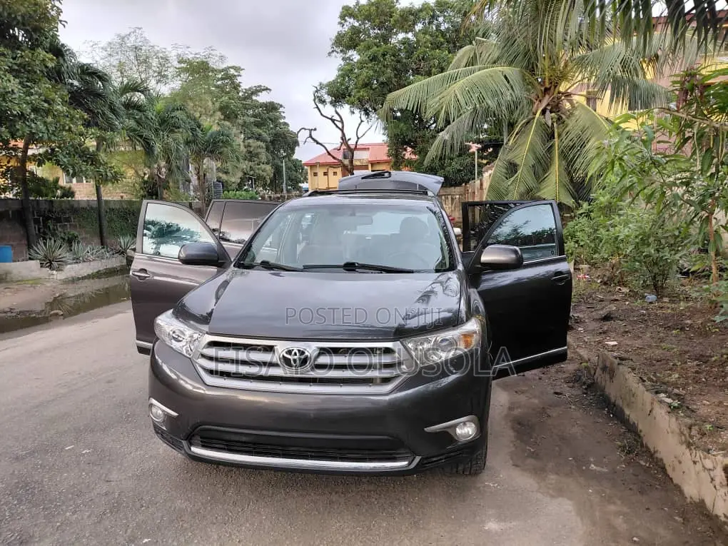 Toyota Highlander SE 2012 Black