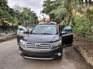 Toyota Highlander SE 2012 Black