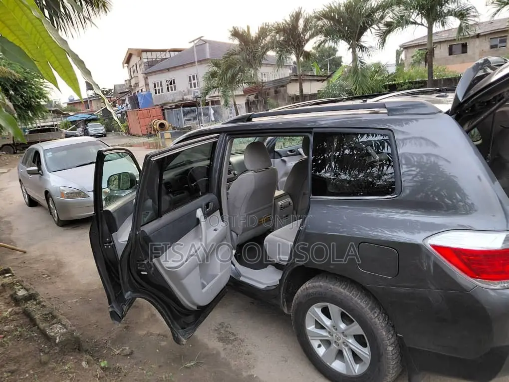 Toyota Highlander SE 2012 Black